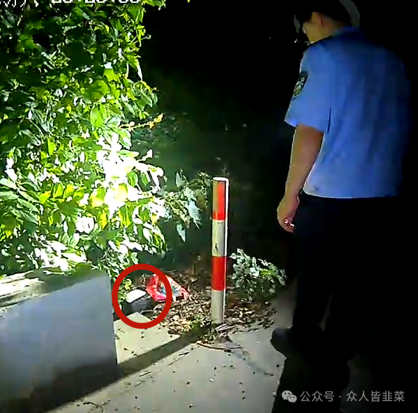 女子草丛藏11万现金!民警却追回66.43万?(5) 女子草丛藏11万现金!民警却追回66.43万?(5)