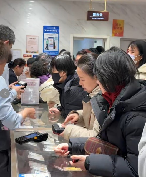 北京金店直击!有年轻人豪买450克 回购窗口前排起百米长队(3) 北京金店直击!有年轻人豪买450克 回购窗口前排起百米长队(3)