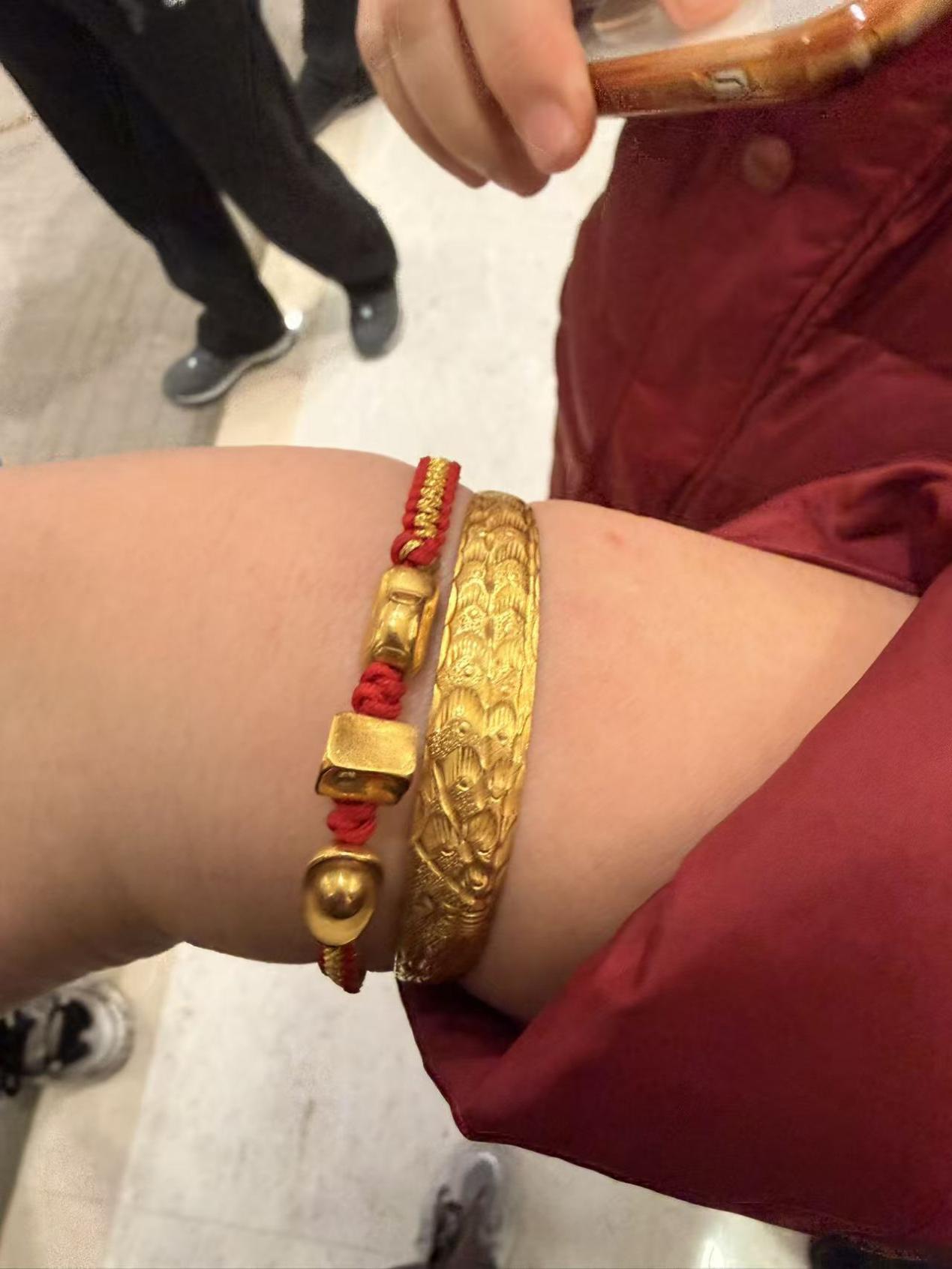 北京金店直击!有年轻人豪买450克 回购窗口前排起百米长队(4) 北京金店直击!有年轻人豪买450克 回购窗口前排起百米长队(4)
